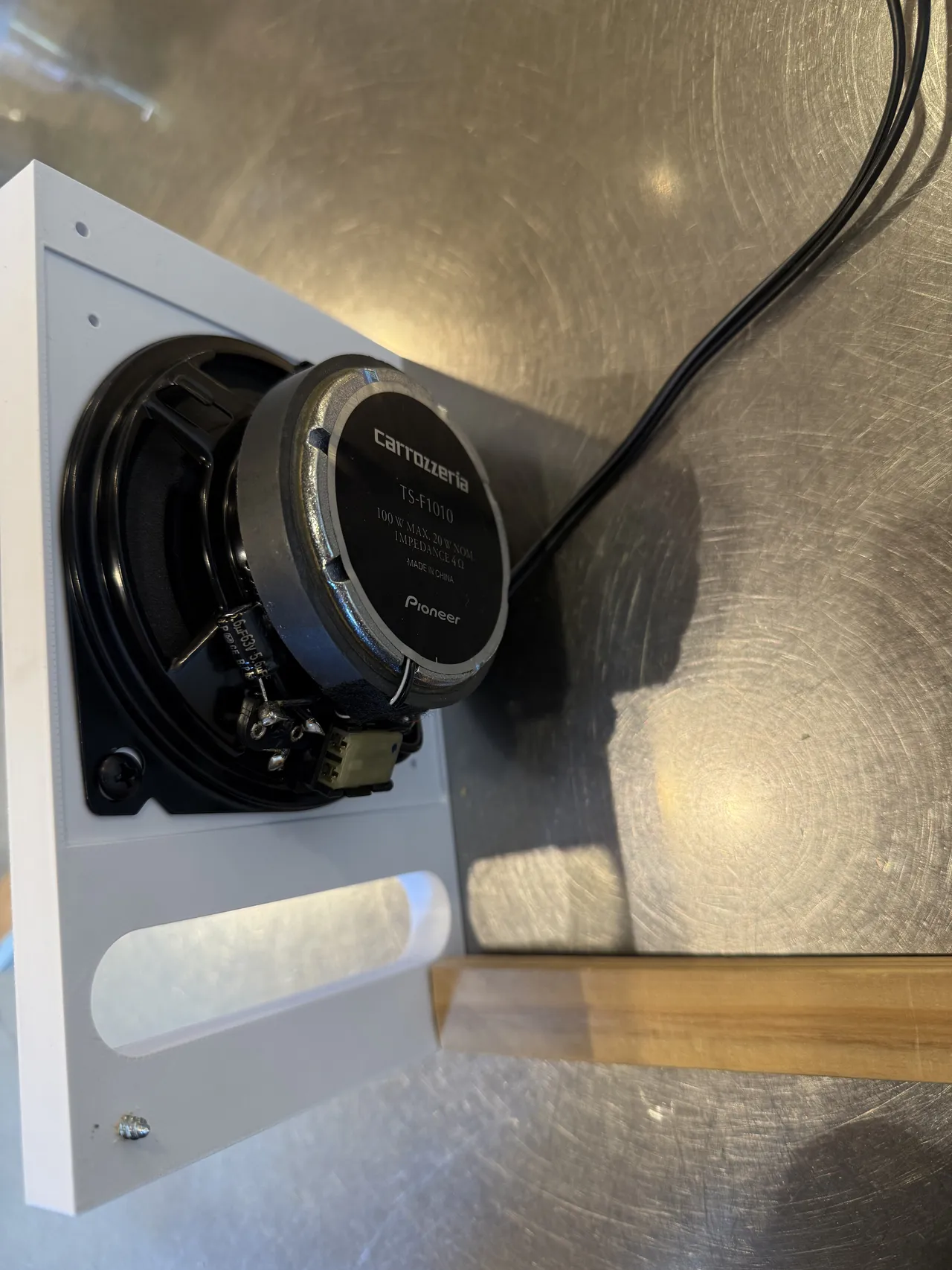 裏側から見るとTS-F1010の背面が確認できる