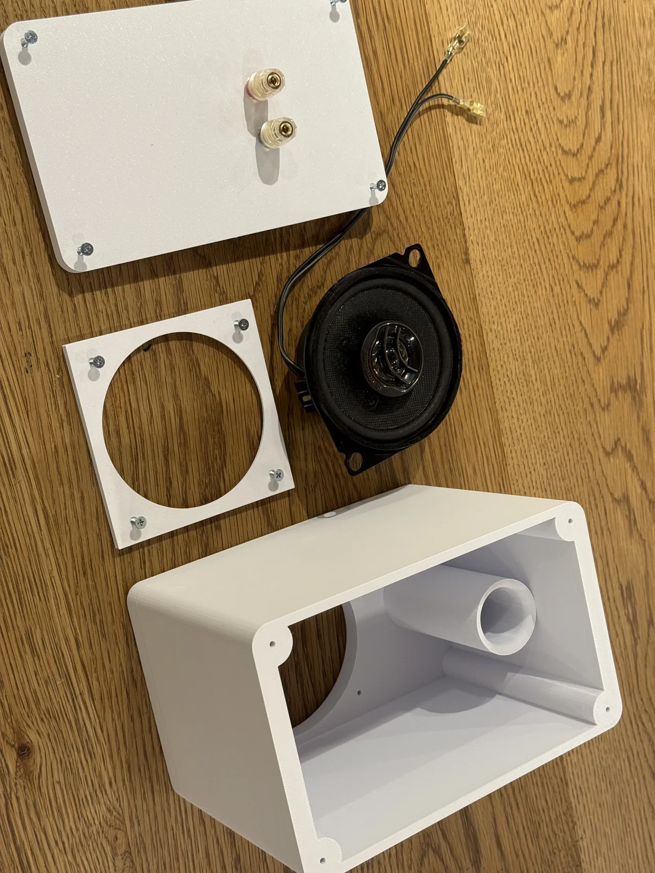 最終版のパーツ分解。背面板・バッフル・スピーカー・本体ボックスに分かれる